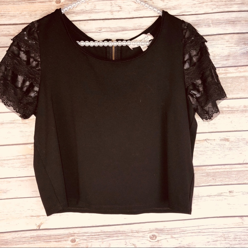 Cute black crop top w/ lace detail sleeves size M